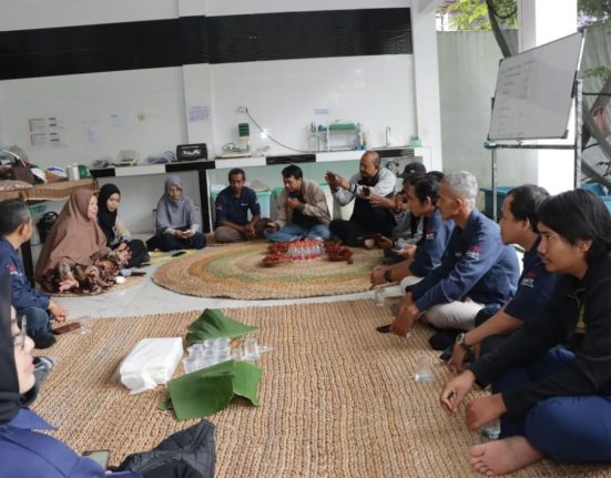 Rangkain Workshop Jurnalis Industri Hilir Sawit kunjungi pengolahan tandan kosong kelapa sawit untuk bahan green composite helm. (dok. Sawit Indonesia)