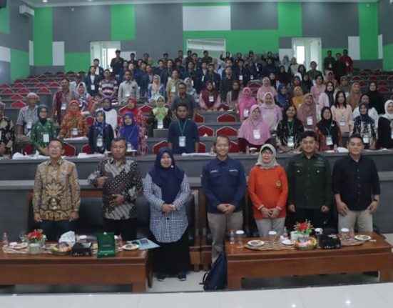 Narasumber Workshop Temu UKMK dan Promosi Sawit Baik 2025 dari kiri ke kanan yaitu Dr. Ir. Luluk Sulistiyo Budi, M.P. (Rektor Universitas Merdeka Madiun), Agus Siswanta (Kepala Dinas Tenaga Kerja, Koperasi, dan UKM Kota Madiun), Helmi Muhansyah (Kepala Divisi UKMK BPDP), dan Qayuum Amri (Pemimpin Redaksi Majalah Sawit Indonesia) sebagai moderator. Kegiatan ini berlangsung di Universitas Merdeka Madiun, Jumat (23 Mei 2025).