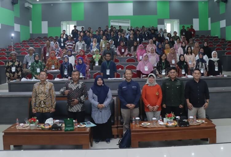 Narasumber Workshop Temu UKMK dan Promosi Sawit Baik 2025 dari kiri ke kanan yaitu Dr. Ir. Luluk Sulistiyo Budi, M.P. (Rektor Universitas Merdeka Madiun), Agus Siswanta (Kepala Dinas Tenaga Kerja, Koperasi, dan UKM Kota Madiun), Helmi Muhansyah (Kepala Divisi UKMK BPDP), dan Qayuum Amri (Pemimpin Redaksi Majalah Sawit Indonesia) sebagai moderator. Kegiatan ini berlangsung di Universitas Merdeka Madiun, Jumat (23 Mei 2025).